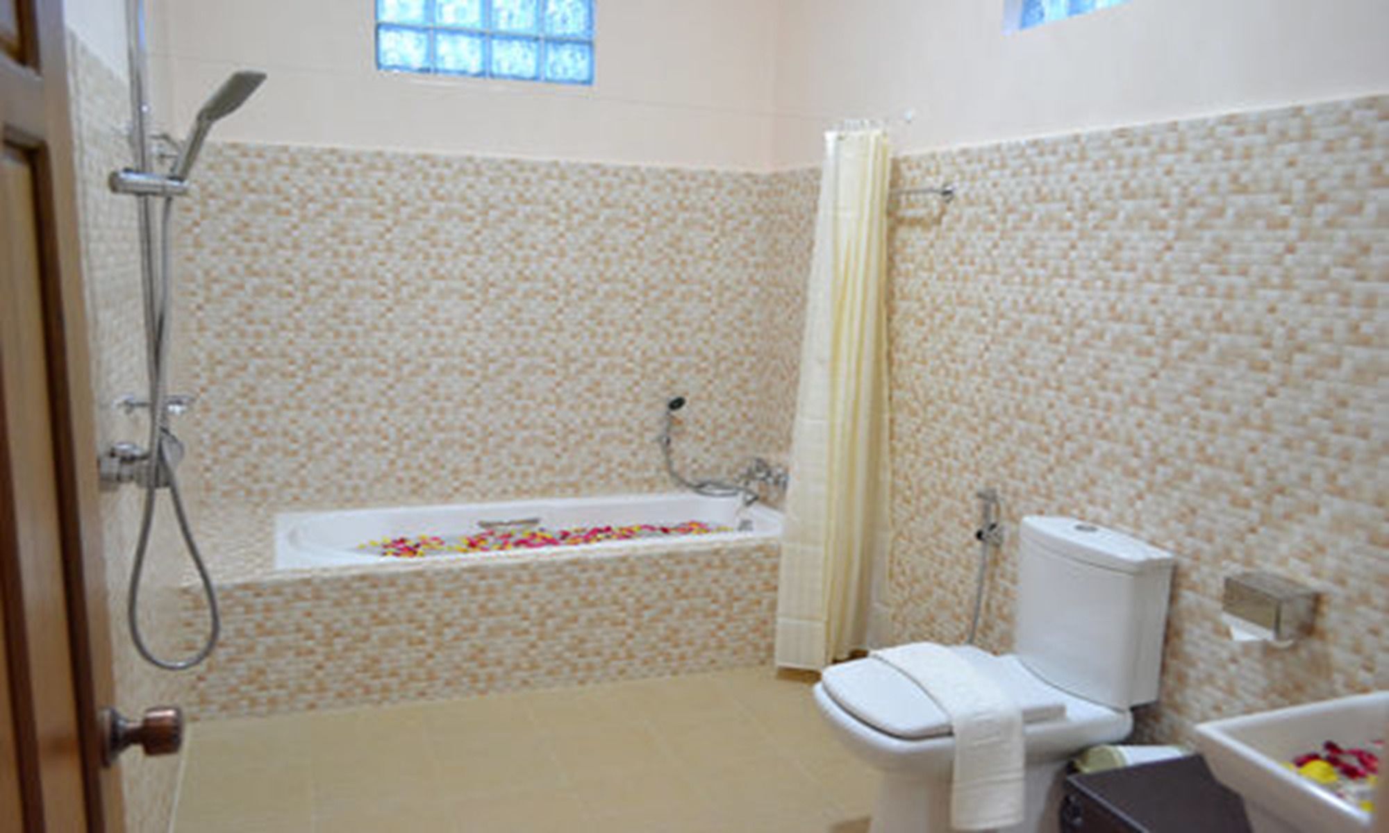 Famous Hotel Bago Exterior foto